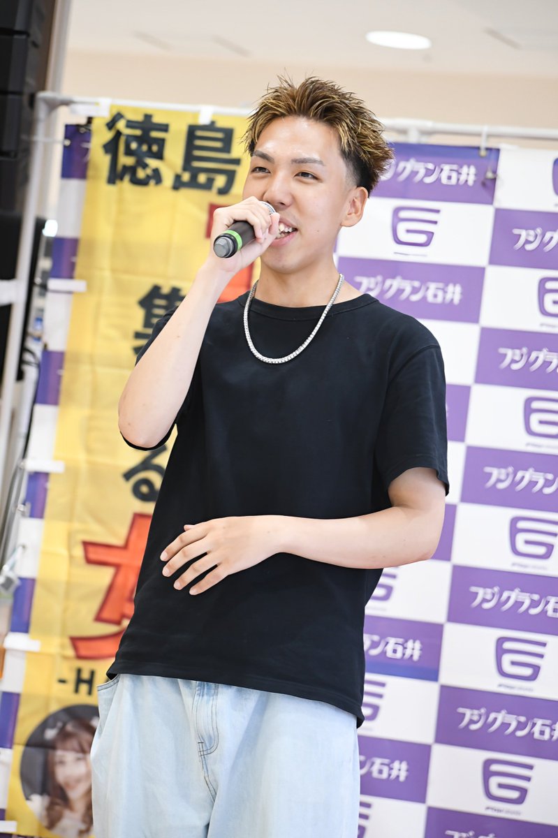 TERUBOUZU08's tweet photo. 7/25(土)

フジグラン石井
ミニはぴかフェス

P'eLoverさん🎤
インスタでフォロワー1000人
フェス出演チャレンジ中🔥

髪の色も似合ってますね(^^)

#ミニはぴかフェス https://t.co/2zFswkpSXA