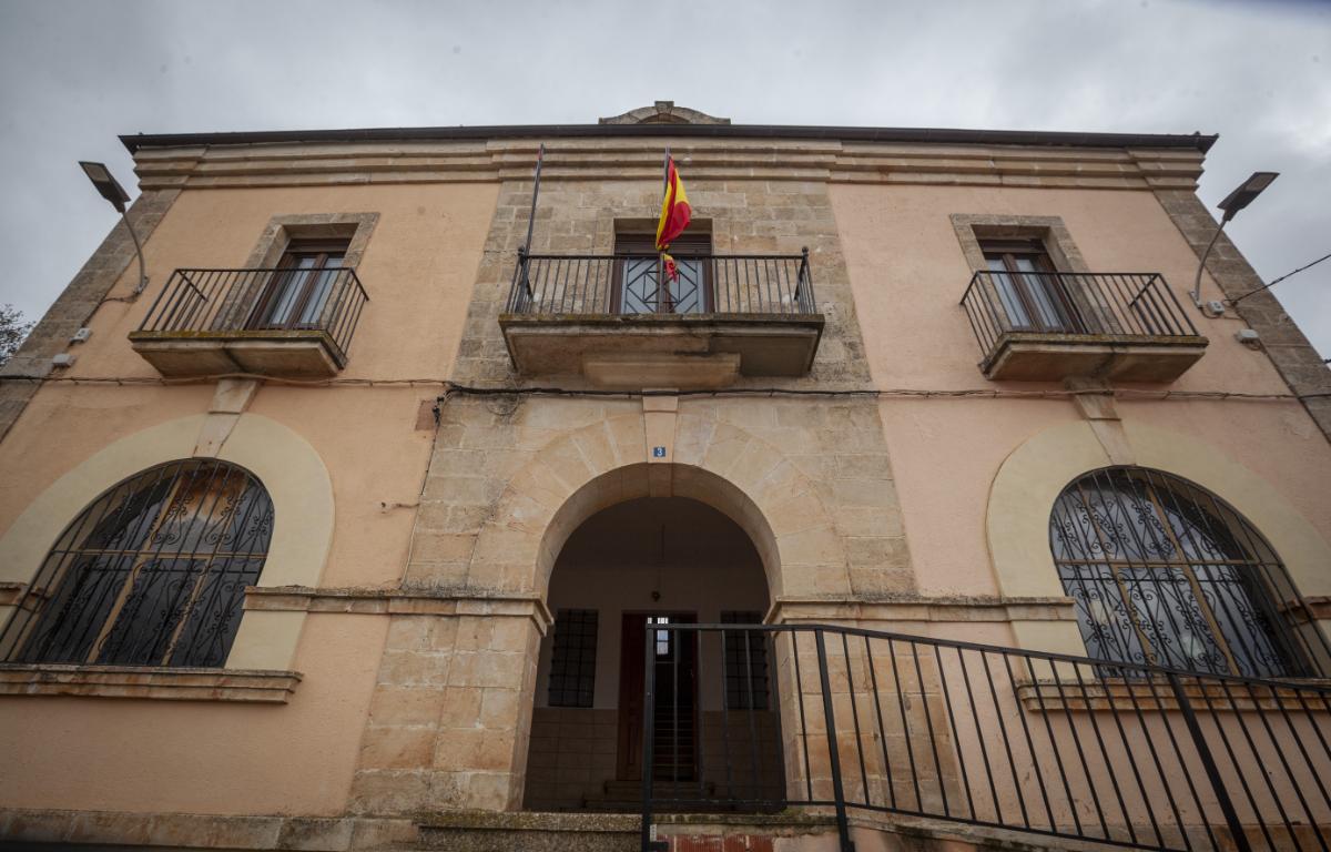 diariodesoria's tweet photo. El alcalde de un pueblo de Soria, a los veraneantes: "El mundo rural no puede adaptarse a las costumbres de quien viene unos días de vacaciones"
https://t.co/AfGADC6i9m https://t.co/JAlXKoqSFo