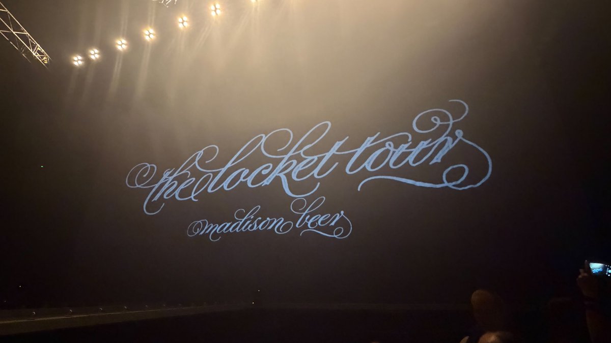parendise's tweet photo. a small thread of pictures i took at the locket tour in antwerp 

⋆. 𐙚 ˚❀⋆.ೃ࿔*:･

#antwerplockettour https://t.co/LNtd2KFuze