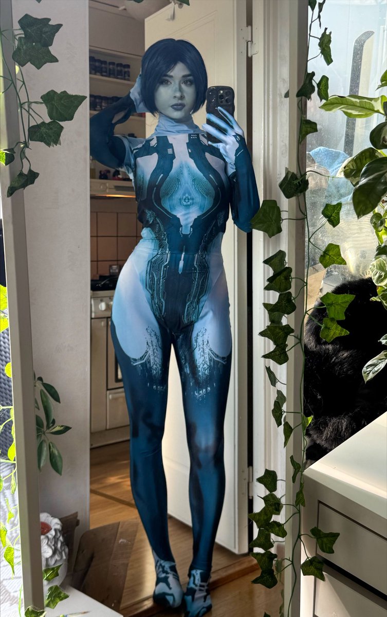 YaBoiElina's tweet photo. More of my Cortana cosplay!! #xbox https://t.co/bKEXL2RuZn