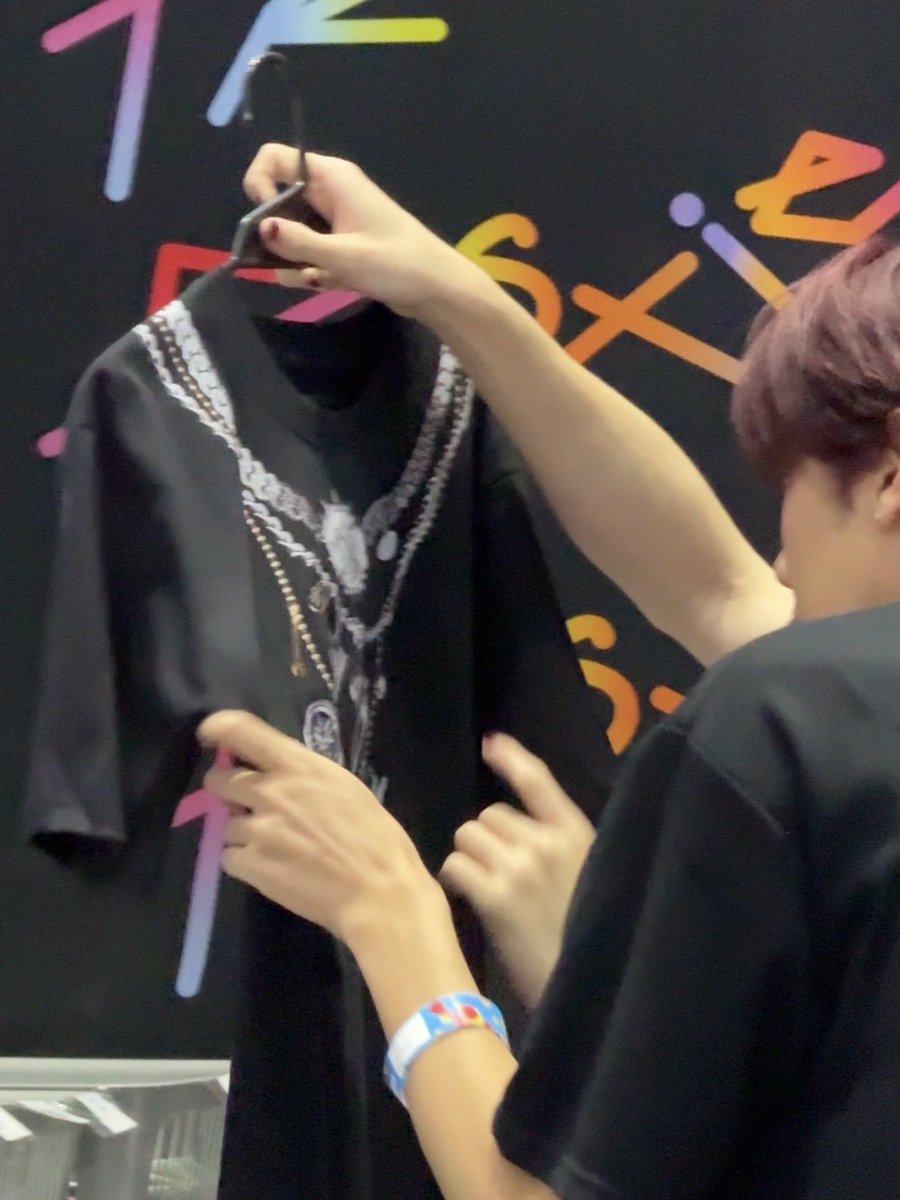 Babydahlianaa's tweet photo. Merch of the day เสื้อไม่รีบงับป๋ม

พี่กัน : กล้าใส่มั้ยครับ
กร : เสื้อทรงเอ
วิคเตอร์ : เพิ่งเคยเห็นครับ
อองรี : ไม่ชอบ
กุน // จ้อง https://t.co/BxhTJUeepv