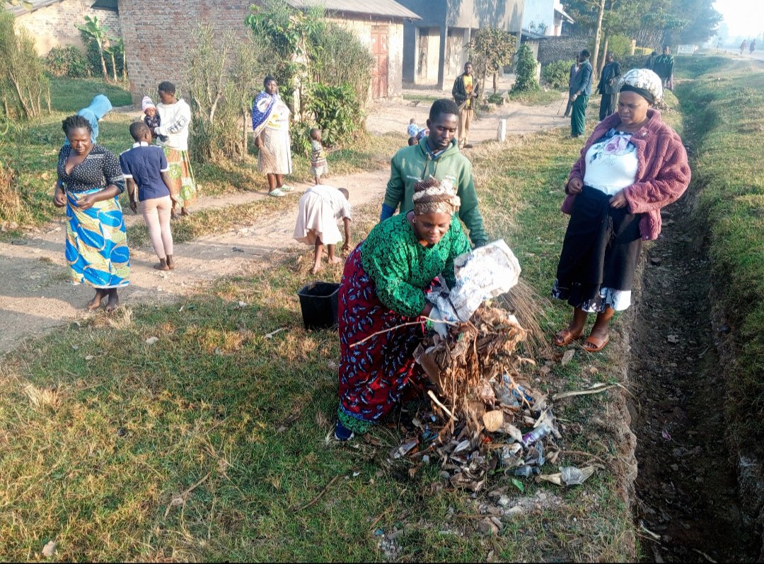AuntEnid1's tweet photo. Together with the people of my LC1 Village Kabahangara, we participated in today’s National Cleaning exercise.  
Cleanliness prevents disease and promotes dignity in our communities.  
I call upon all residents of Kabale District to turn up every last Saturday and keep our envi https://t.co/GBttOnrbdz