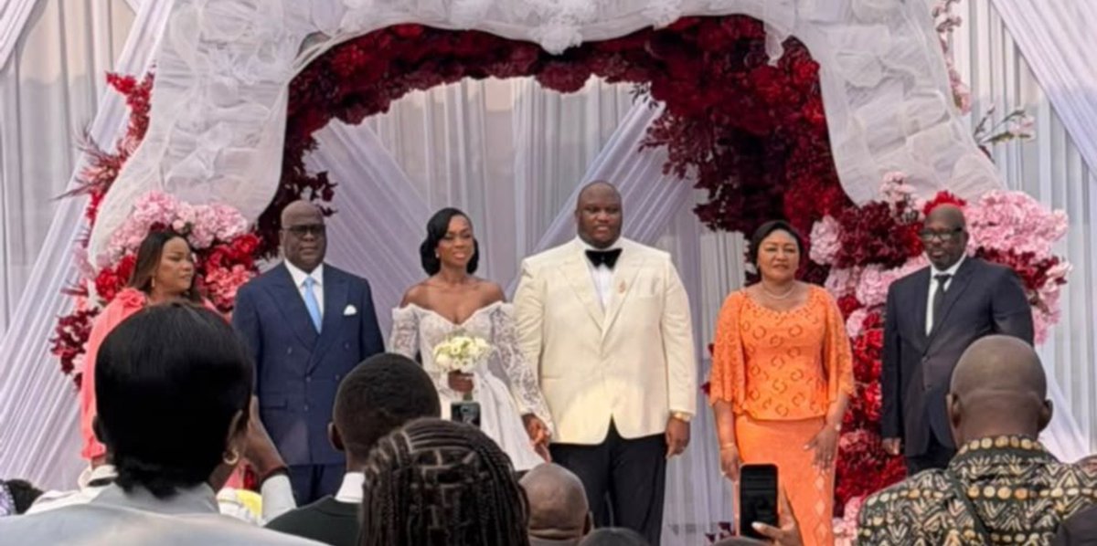 TesongoVictor's tweet photo. #Félix_Tshisekedi s'affiche sans aucune pudeur au mariage du fils de #Mike_Kasenga. 

Ce même #Mike_Kasenga qui, avec la complicité de l'ex ministre des Finances @nskazadi, a détourné près de 400 millions dollars destinés aux forages et aux lampadaires.

#Impunité = #Tshisekedi👇 https://t.co/CyAwQ70oYG