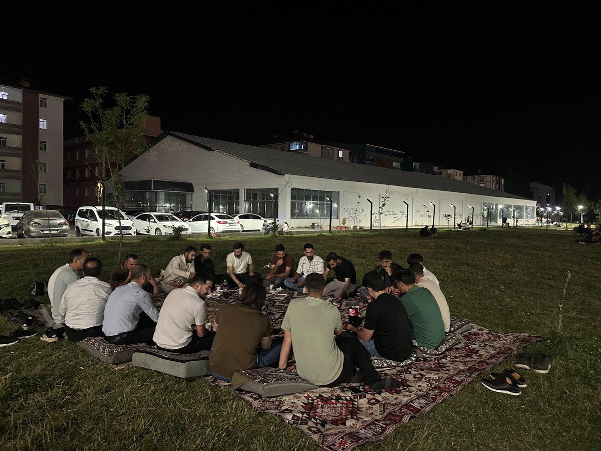 AgriHurGenclik's tweet photo. HÜDA PAR Ağrı İl Başkanımız M. Arif Yılmaz, Gençlik Kolları  Başkanımız Ümit Oktan, İl Teşkilatı ve Gençlik Kolları Teşkilatı üyelerinin katılımı ile Millet Bahçesinde Park Buluşması Etkinliği gerçekleştirildi. https://t.co/QGOLRdZXwc