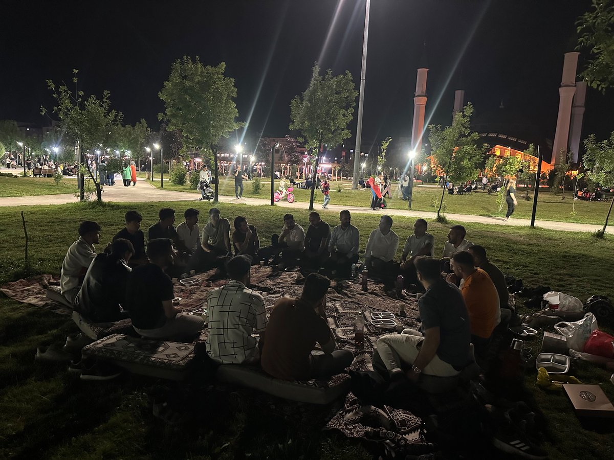 AgriHurGenclik's tweet photo. HÜDA PAR Ağrı İl Başkanımız M. Arif Yılmaz, Gençlik Kolları  Başkanımız Ümit Oktan, İl Teşkilatı ve Gençlik Kolları Teşkilatı üyelerinin katılımı ile Millet Bahçesinde Park Buluşması Etkinliği gerçekleştirildi. https://t.co/QGOLRdZXwc