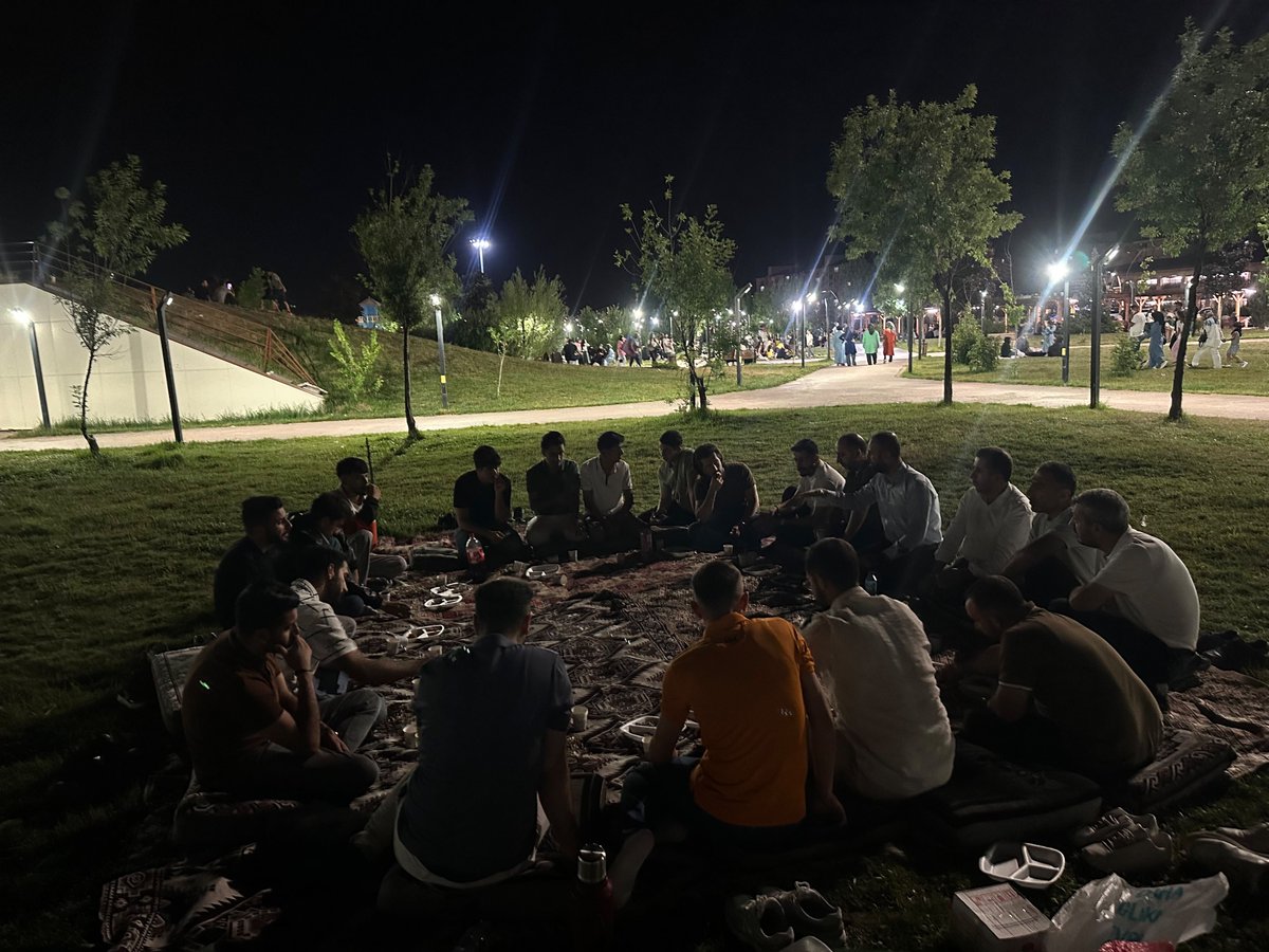 AgriHurGenclik's tweet photo. HÜDA PAR Ağrı İl Başkanımız M. Arif Yılmaz, Gençlik Kolları  Başkanımız Ümit Oktan, İl Teşkilatı ve Gençlik Kolları Teşkilatı üyelerinin katılımı ile Millet Bahçesinde Park Buluşması Etkinliği gerçekleştirildi. https://t.co/QGOLRdZXwc