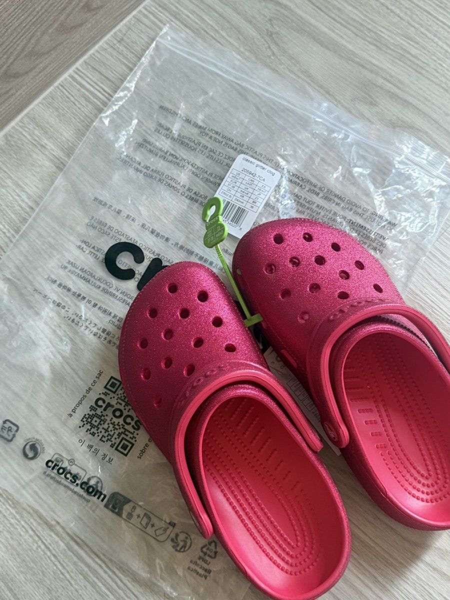 lreyuuni's tweet photo. CLASSIC GLITTER CLOG
สี Digital Raspberry Glitter / M5/W7 
ส่งต่อ 1300 คับ ราคาเต็ม 2390 ค่ะยังเคยใส่เลยค่ะ พอดีซท้อมาผิดไซส์ 

#รองเท้ามือสอง #ส่งต่อรองเท้ามือสอง #ส่งต่อcrocs #รองเท้าcrocs #พรีออเดอร์เกาหลี #โล๊ะตู้ #เสื้อผ้ามือสอง #ตลาดนัดnct https://t.co/72sTi89B1e