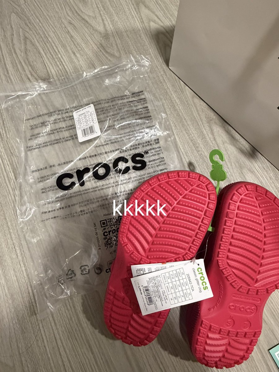 lreyuuni's tweet photo. CLASSIC GLITTER CLOG
สี Digital Raspberry Glitter / M5/W7 
ส่งต่อ 1300 คับ ราคาเต็ม 2390 ค่ะยังเคยใส่เลยค่ะ พอดีซท้อมาผิดไซส์ 

#รองเท้ามือสอง #ส่งต่อรองเท้ามือสอง #ส่งต่อcrocs #รองเท้าcrocs #พรีออเดอร์เกาหลี #โล๊ะตู้ #เสื้อผ้ามือสอง #ตลาดนัดnct https://t.co/72sTi89B1e