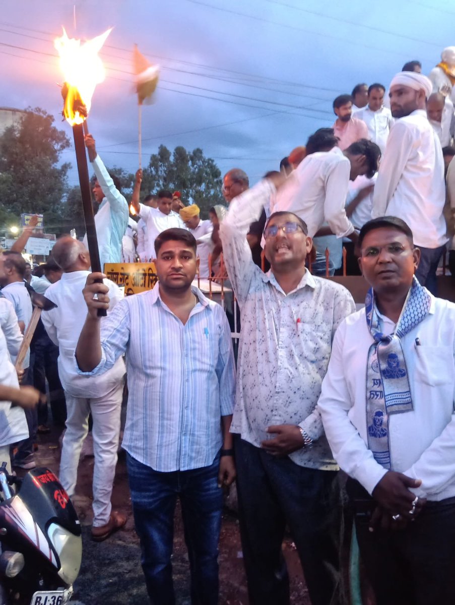 adv88991's tweet photo. आज दमनकारी सरकार के विरोध में युवाओं, छात्रों और श्री राहुल गांधी जी के नेतृत्व में संघर्ष की जीत हुई और 

केंद्रीय शिक्षा मंत्री श्री धर्मेंद्र प्रधान के इस्तीफे के बाद जिलाध्यक्ष किशोर जी चौधरी के नेतृत्व में ब्यावर जिला कांग्रेस कमेटी के विजय मशाल रैली में शामिल हुवा। https://t.co/00JFWDAF9C