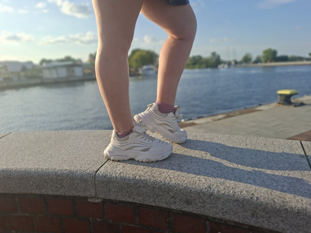 RoxyFed3r's tweet photo. Jetzt ab ins Wasser! Wer von euch sohlenknechten verwöhnt meine Füße im Wasser?
#waterfeet #summersoles https://t.co/wCu0kdyjS2