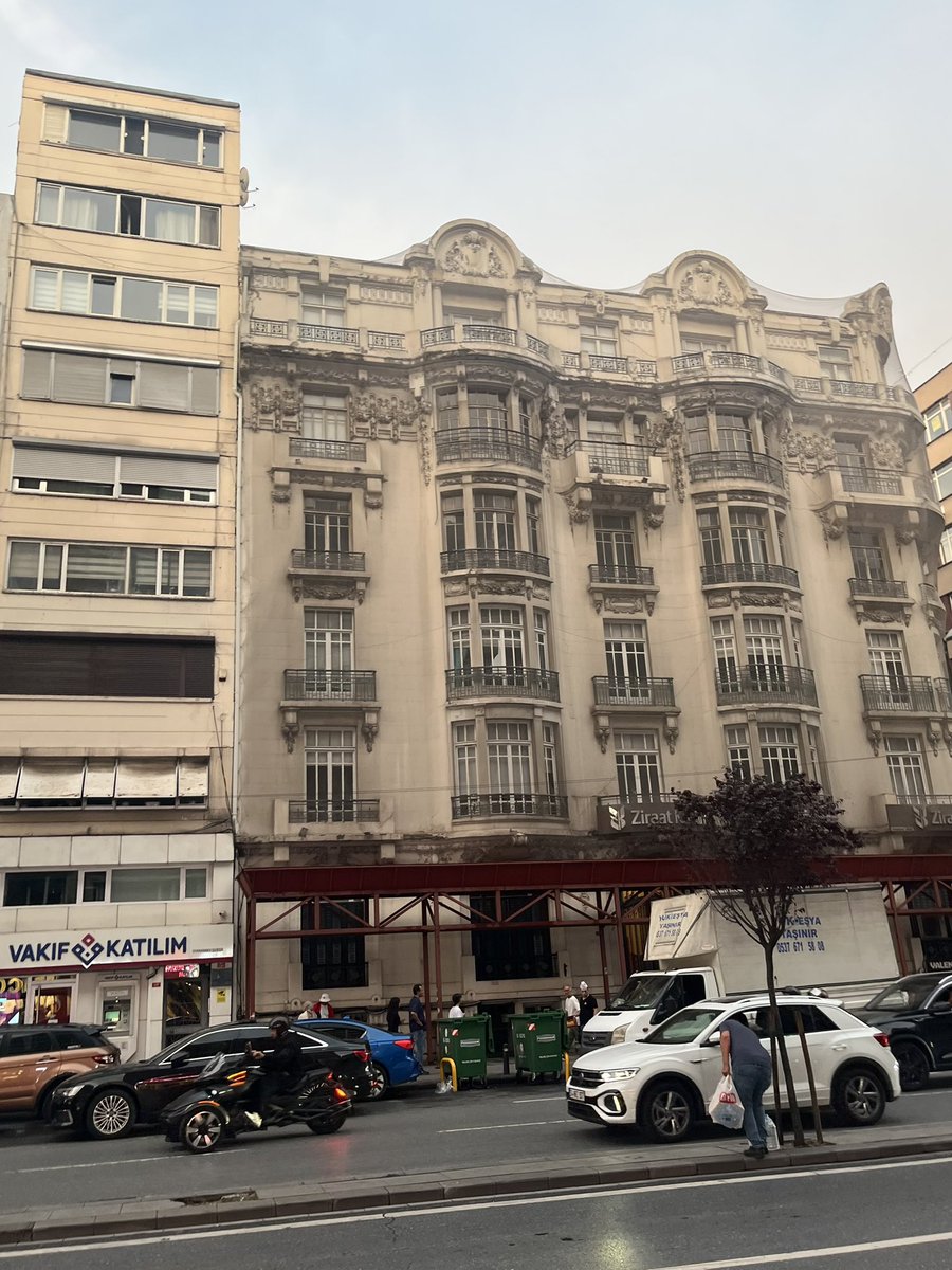 zihinselorgazm's tweet photo. Halaskargazi Caddesi’nin tüm olayı, yeni binaların arasında sıkışıp kalmış eski binaları görüp “Nerden nereye…” diye insanı hüzünlendirmek herhalde https://t.co/d5ANFSXJL3