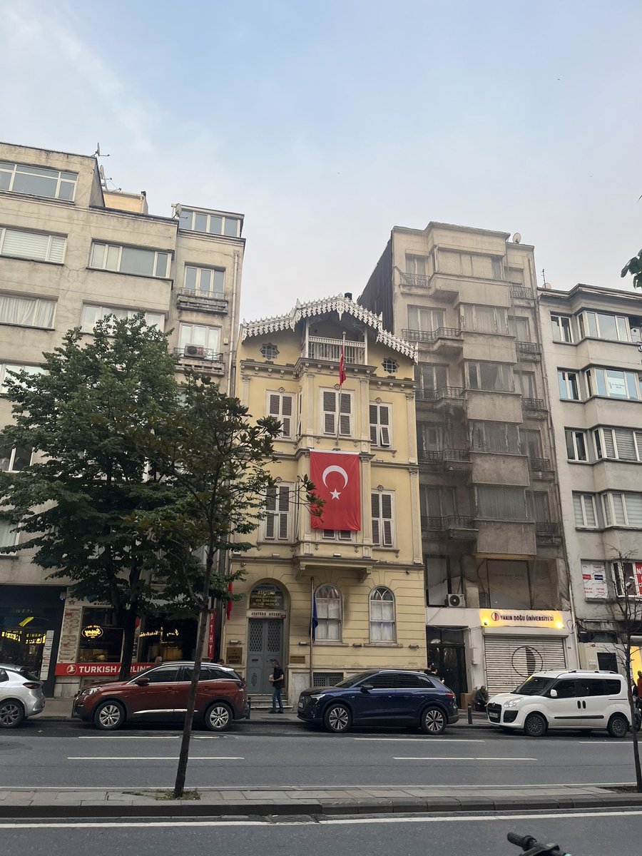 zihinselorgazm's tweet photo. Halaskargazi Caddesi’nin tüm olayı, yeni binaların arasında sıkışıp kalmış eski binaları görüp “Nerden nereye…” diye insanı hüzünlendirmek herhalde https://t.co/d5ANFSXJL3