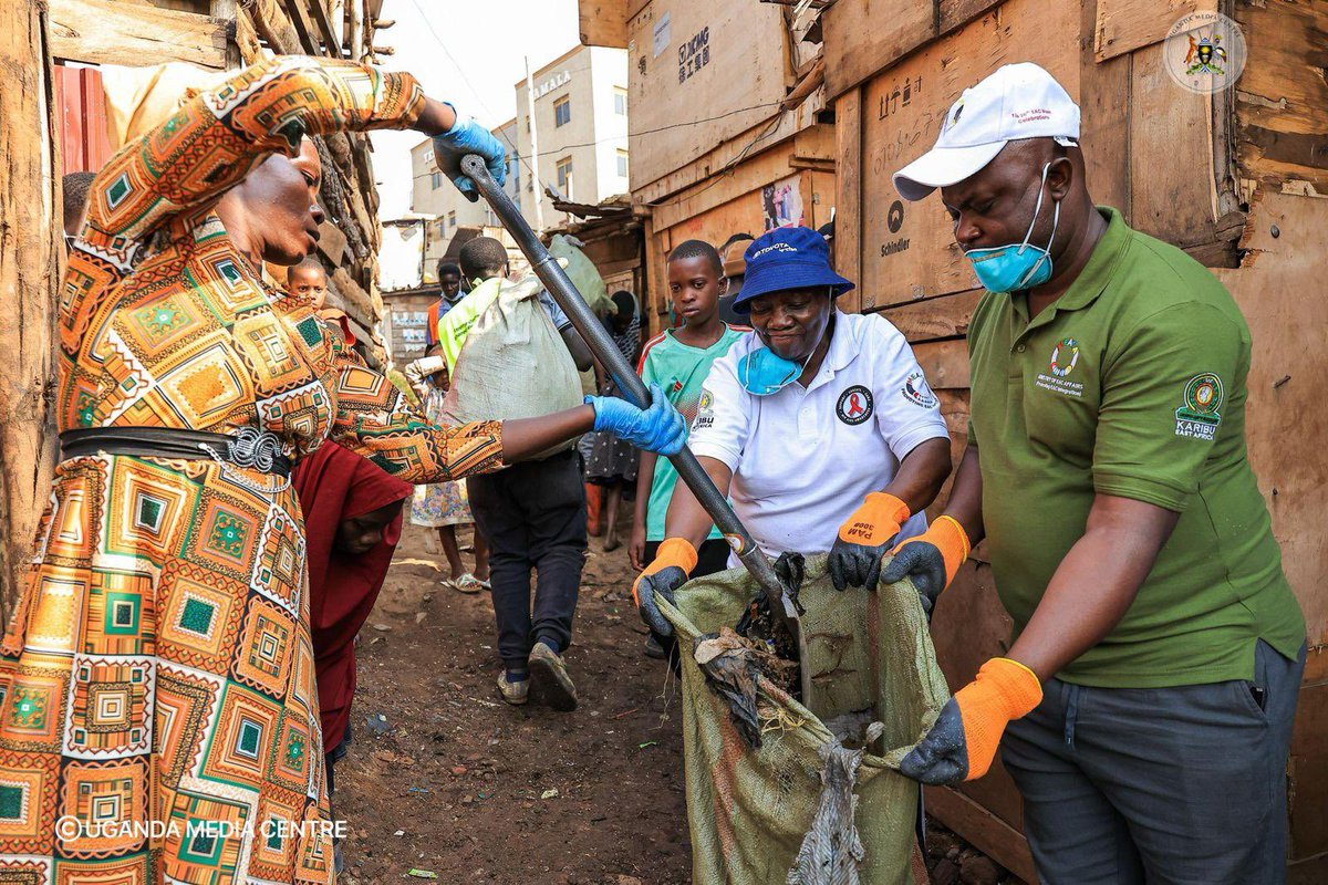 MEACAUpdates's tweet photo. The Ministry of East African Community Affairs joined the official launch of the #NationalCleaningDay Initiative in Kisenyi, led by VP Maj. (Rtd.) @jessica_alupo Together, we can build cleaner communities,and make environmental responsibility a daily habit. 📸: @UgandaMediaCent https://t.co/JIQkm4SzjX