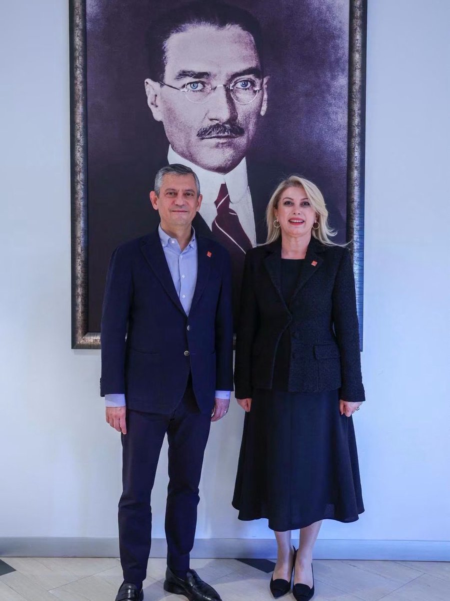 YeniPartiKadin_'s tweet photo. Kadın Kolları Genel Başkanımız Sayın Asu Kaya :
Bugün, tarihi bir sorumlulukla, YENİ Partimizin Kadın Kolları Genel Başkanlığı görevini üstlenmekten büyük bir onur duyuyorum.

Genel Başkanımız Sayın Özgür Özel’in Liderliğinde biz, kadınların hem siyasetin öznesi hem de değişimin ve umudun öncüsü olduğuna inanıyoruz. 

Bu yolculukta hiçbir yol arkadaşımızı geride bırakmadan, omuz omuza yürüyerek ülkemizi hep birlikte aydınlık yarınlara taşıyacağız.

Şimdi, yeni bir başlangıcın, büyük bir yürüyüşün zamanı.

Birlikte başaracağız.