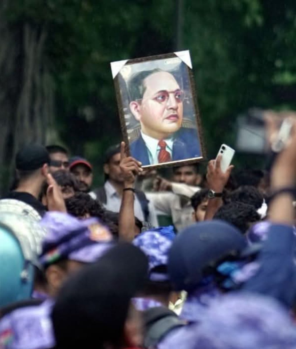 judiciary_lover's tweet photo. आप लोगों ने अगर कल के प्रोटेस्ट को ध्यान से देखा होगा तो एक चीज़ नोटिस करी होगी की, 

पूरी दिल्ली जय भीम के नारों से गूंज उठी थी, हर जगह सिर्फ़ अम्बेडकर अम्बेडकर अम्बेडकर सुनाई दे रहा था,

बाबासाहेब अंबेडकर इस सदी के सबसे बड़े नायक है, अंबेडकरयुग प्रारंभ हो चुका है, https://t.co/KaZubJFXQJ