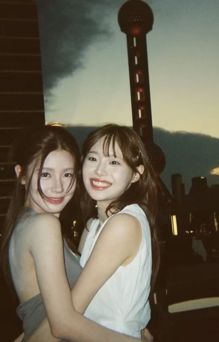 zonevivi's tweet photo. someone check on Chuu rn https://t.co/FPMaFwfMSp