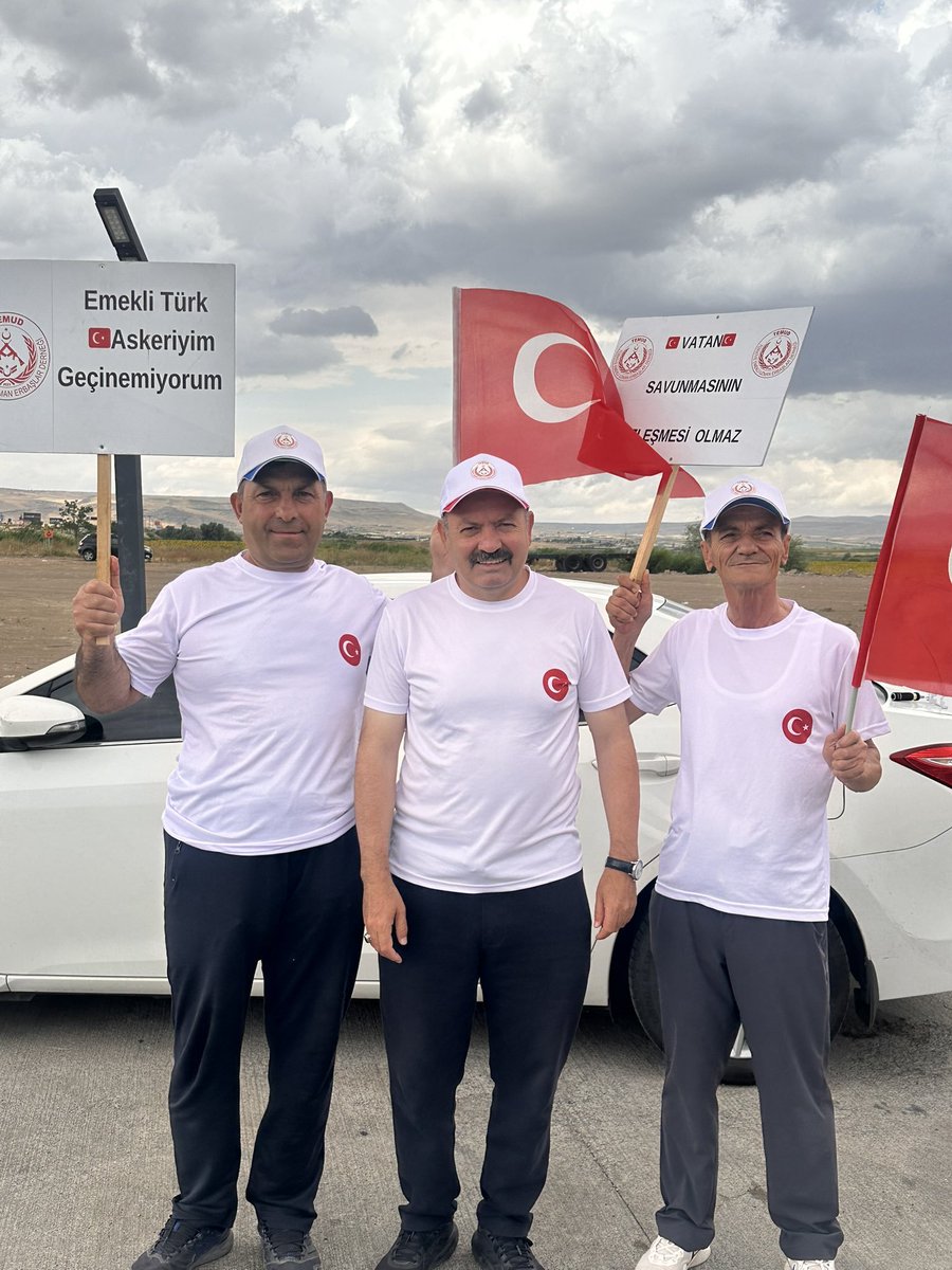 yasinyalcin1969's tweet photo. Evimiz, Yuvamız, Vatan oldu 
Karda, Yağmurda, Soğukta 
Vatan için Görev Yaptık.
Al bayrağın Gölgesinde Durduk
Şimdi sıra SİZDE…!

#UzmanÇavuş
 🇹🇷@TEMUD_2024🇹🇷
@alitilkici38 
@yasinyalcin1969 https://t.co/sjMI2IIhfM