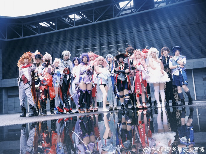 jilingniu's tweet photo. Just had the BEST day at the comic con! Met my favorite cosplayer, scored rare anime merch and filled my camera roll with awesome shots. Cosplay energy Immaculate. Already planning next year’s trip https://t.co/zwpRa9rXx8