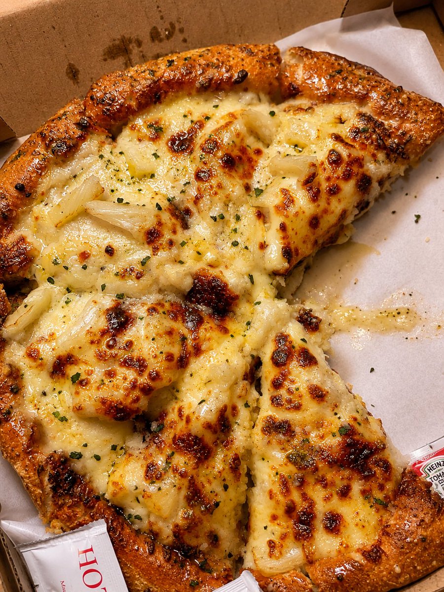 szageee's tweet photo. first time trying grumpy joe's aloha 5 cheese pizza..medjo nakakaumay pero masarap https://t.co/JZTJxK7Si3