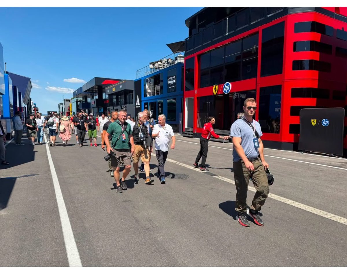 JZdesena's tweet photo. Pávek je na Hungaroringu i s fotografem, který ho fotí jak on fotí. Zážitková agentura frčí na plný pecky. Hlavně, že říká vládě, že má šetřit. Zděšenka! @prezidentpavel https://t.co/3BX9oxfa8N