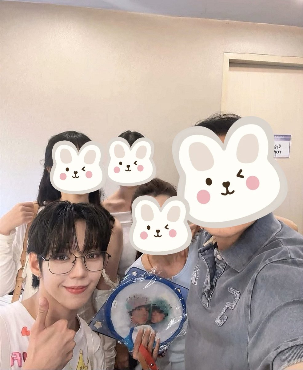 ChihJayPHFB's tweet photo. The way we practically SCREAMED seeing Yence with Chihen's family 😭😭 

And how we jumped for joy seeing these Chihjay freebies on posts from Chihen's dad 😭😭

The Chihjay fan is from our sister ChihJay fan account @ChihJayAU and the Chihjay knitted keyrings from a fellow tokkibeary @Raven1618389 all via one of our admins. We're elated for you guys! 🥰

We never expected them to make it there, so this truly feels like the sweetest surprise! 

But, most of all, seeing our bear with our tokki's family is the best feeling ever 🥹 

Thank you to Dadi Jian for sharing these lovely moments with us -- it means so much more than words can say 💖

#CHIHJAY 
#JL #CHIH_EN 
#제이엘 #JLGaspar 
#즈언 #CHIHEN 
#아홉 #AHOF