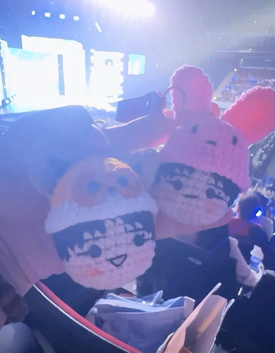 ChihJayPHFB's tweet photo. The way we practically SCREAMED seeing Yence with Chihen's family 😭😭 

And how we jumped for joy seeing these Chihjay freebies on posts from Chihen's dad 😭😭

The Chihjay fan is from our sister ChihJay fan account @ChihJayAU and the Chihjay knitted keyrings from a fellow tokkibeary @Raven1618389 all via one of our admins. We're elated for you guys! 🥰

We never expected them to make it there, so this truly feels like the sweetest surprise! 

But, most of all, seeing our bear with our tokki's family is the best feeling ever 🥹 

Thank you to Dadi Jian for sharing these lovely moments with us -- it means so much more than words can say 💖

#CHIHJAY 
#JL #CHIH_EN 
#제이엘 #JLGaspar 
#즈언 #CHIHEN 
#아홉 #AHOF