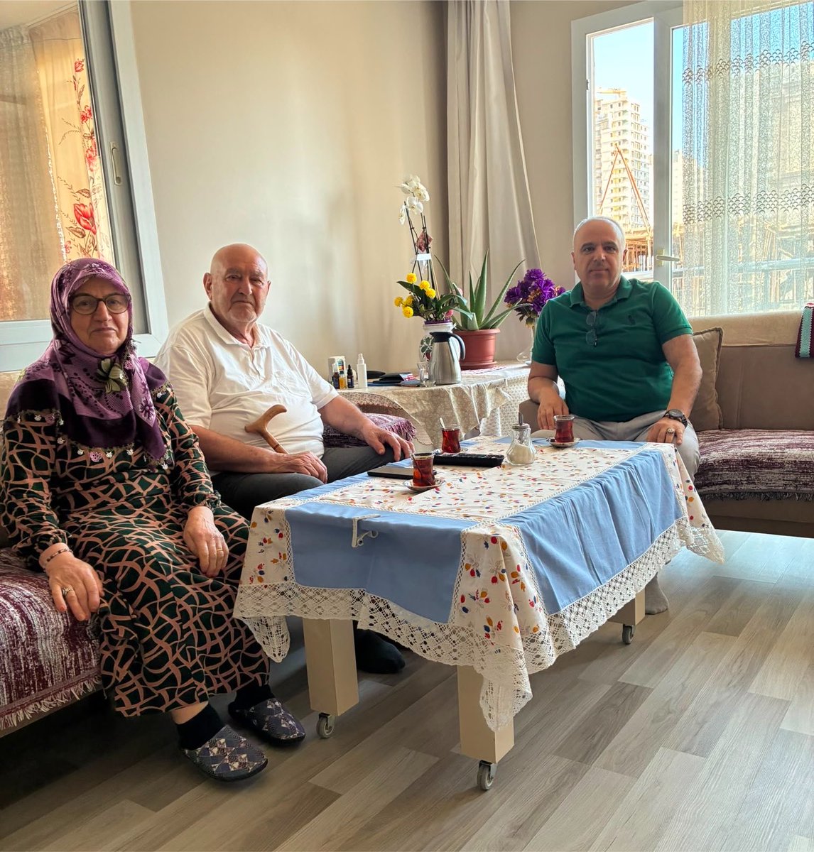 AkpartiCukurova's tweet photo. “AK Parti teşkilatları olarak gönül kapılarını çalmaya, gönüllere dokunmaya devam ediyoruz. 

Belediye Evleri Mahallemizde hemşehrimiz Nihat Atila ve değerli ailesini hanelerinde ziyaret ederek hasbihâl ettik. 

Misafirperverlikleri ve samimi sohbetleri için teşekkür ediyoruz. https://t.co/omJr6jAoVA