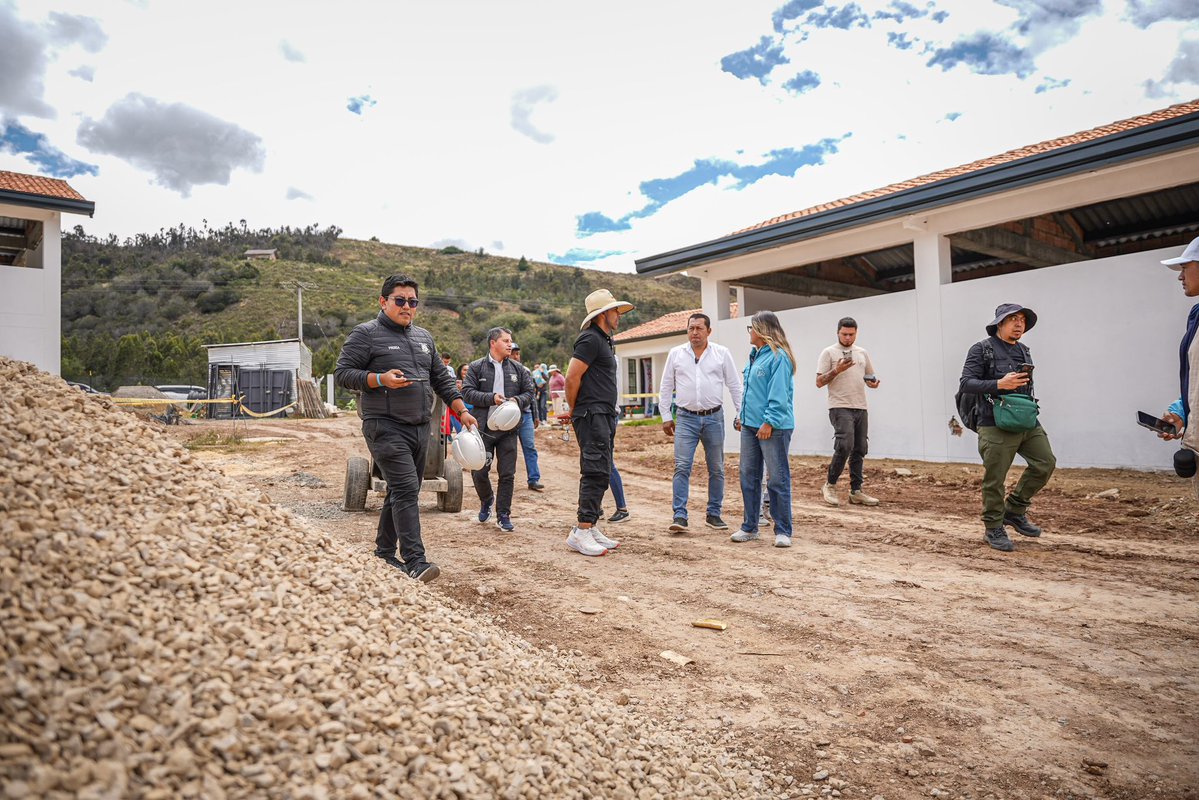 JorgeEmilioRey's tweet photo. Hace un tiempo visitamos la vereda Chápala, en Cucunubá; allí escuchamos por parte de la comunidad educativa la necesidad de construir la segunda etapa de su escuela rural. Y les estamos cumpliendo: desde la @CundinamarcaGob destinamos $1.500 millones para hacer realidad este proyecto, que hoy alcanza un 85 % de ejecución y estará al servicio de la comunidad antes de 60 días.

Junto al alcalde Mario Alexander Bello recorrimos la obra, que contempla tres nuevas aulas, sala de informática, biblioteca, laboratorio fisicoquímico, áreas administrativas y obras de urbanismo, ampliando la capacidad de esta institución para brindar mejores condiciones de aprendizaje a nuestros niños y jóvenes.

Agradezco a la comunidad educativa, a los docentes, al personal administrativo, a los padres de familia y a todos los habitantes de Chapala por acompañar este proyecto.

#AndoCumpliendo con la educación de nuestras zonas rurales.