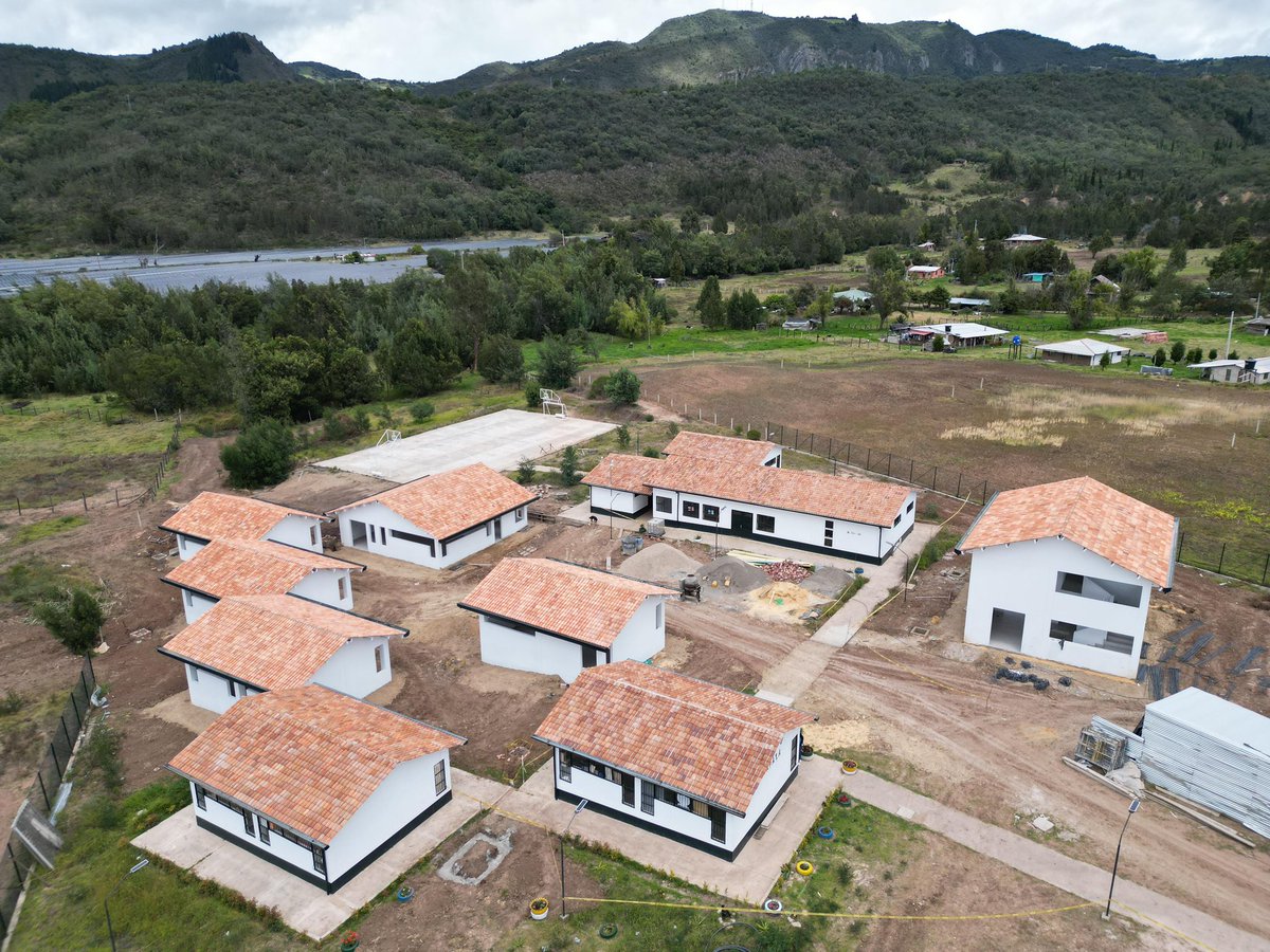 JorgeEmilioRey's tweet photo. Hace un tiempo visitamos la vereda Chápala, en Cucunubá; allí escuchamos por parte de la comunidad educativa la necesidad de construir la segunda etapa de su escuela rural. Y les estamos cumpliendo: desde la @CundinamarcaGob destinamos $1.500 millones para hacer realidad este proyecto, que hoy alcanza un 85 % de ejecución y estará al servicio de la comunidad antes de 60 días.

Junto al alcalde Mario Alexander Bello recorrimos la obra, que contempla tres nuevas aulas, sala de informática, biblioteca, laboratorio fisicoquímico, áreas administrativas y obras de urbanismo, ampliando la capacidad de esta institución para brindar mejores condiciones de aprendizaje a nuestros niños y jóvenes.

Agradezco a la comunidad educativa, a los docentes, al personal administrativo, a los padres de familia y a todos los habitantes de Chapala por acompañar este proyecto.

#AndoCumpliendo con la educación de nuestras zonas rurales.