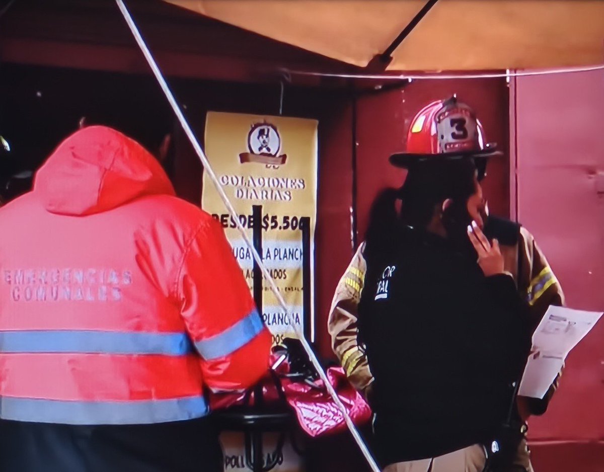 cbsantiago's tweet photo. 🔴 Al mediodía, el Cuerpo de Bomberos de Santiago concurrió con voluntarios y máquinas de @13Providencia, @LaHeroica y @septimacbs, por explosión de gas licuado en restorán de Bellavista y Capellán Abarzúa, #Providencia: 2 personas resultaron lesionadas
@Comandantecbs
@Muni_provi https://t.co/t0kOBQKgIv