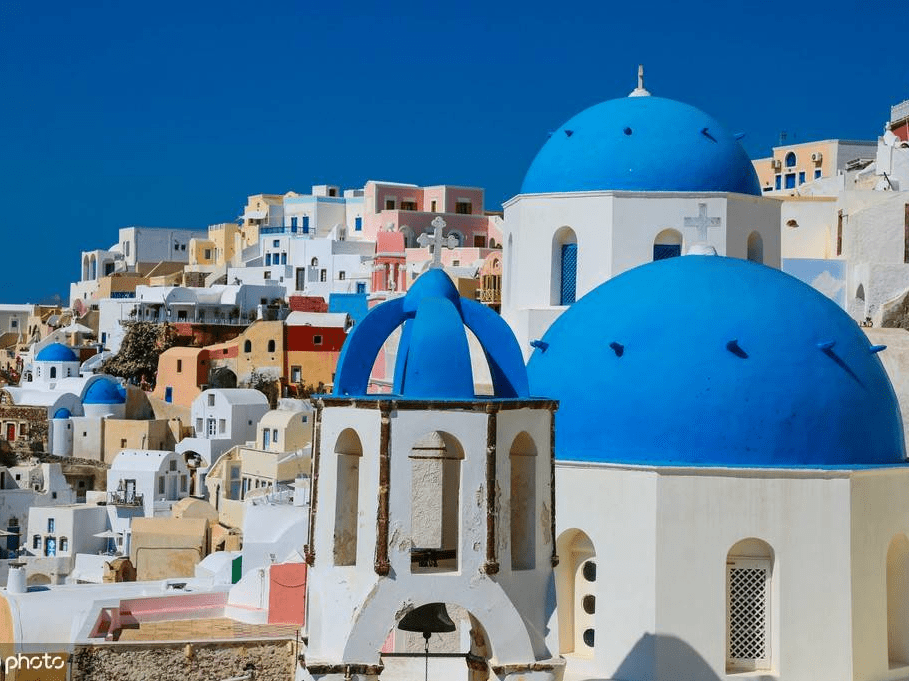 Koqan2's tweet photo. Just watched the sunset paint Santorini’s white domes pink – this tiny Greek island never fails to steal my heart. Worth every early morning and every camera roll! https://t.co/yflCIWuqCx