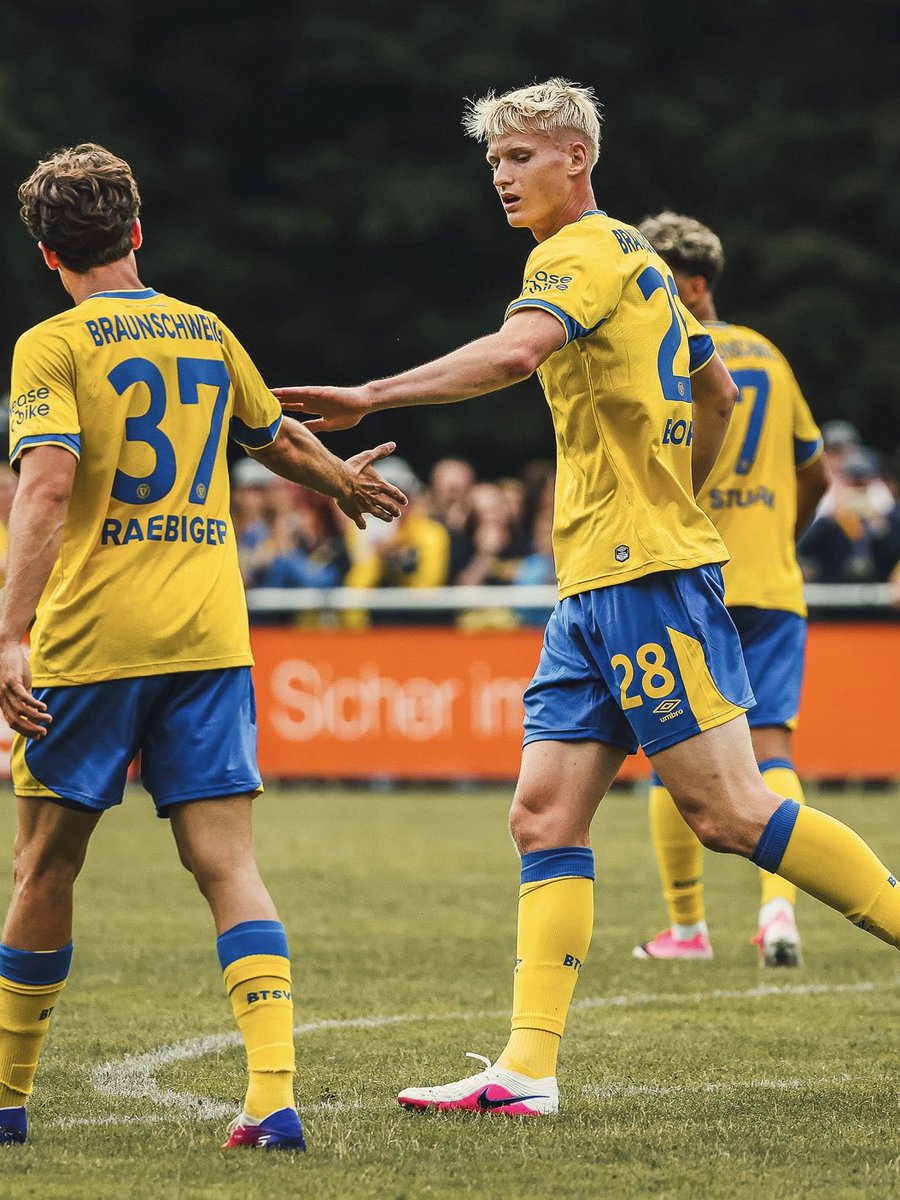 EintrachtBSNews's tweet photo. Die Löwen haben den Vertrag mit Jona Borsum bis zum 30. Juni 2028 verlängert und verleihen ihn für die neue Saison an den Drittligist SV Meppen.

Wir wünschen dir ganz viel Erfolg und viele positive Erfahrungen im Emsland, Jona! 🍀🦁

🔗 https://t.co/ryTObu81ZG

#wirsindeintracht https://t.co/rDjVsQVxC6