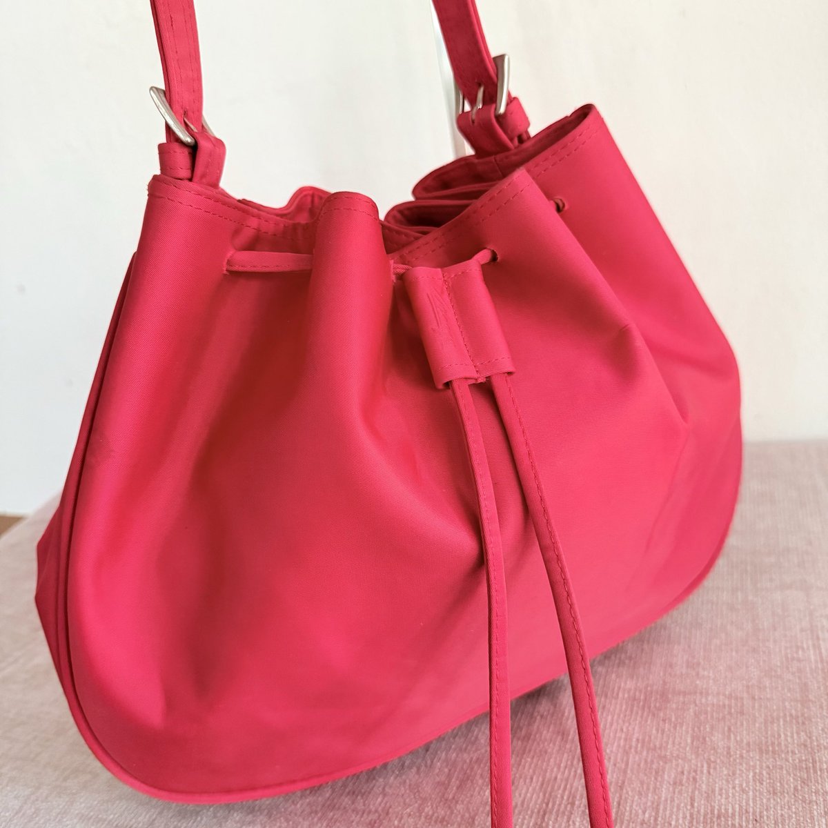 mmpstore_'s tweet photo. vtg — วินเทจขึ้นไหล่ สีแดงฉ่ำๆ ทรงขนมจีบ ผ้าไนล่อน งานน่ารักมากกกกก สีสดไม่มีเฟด แต่มีรอยจางๆนิดหย่อยฮะ

size : 13x10”
🛒 139.- (รวมส่ง)

#เสื้อผ้ามือสอง #ส่งต่อเสื้อผ้ามือสอง #กระเป๋ามือสอง #ส่งต่อกระเป๋า #เสื้อผ้ามือ2 #กระเป๋ามือสองสภาพดี #y2k #ส่งต่อvtg #พรีเกาหลี https://t.co/G4nHYGzwpf