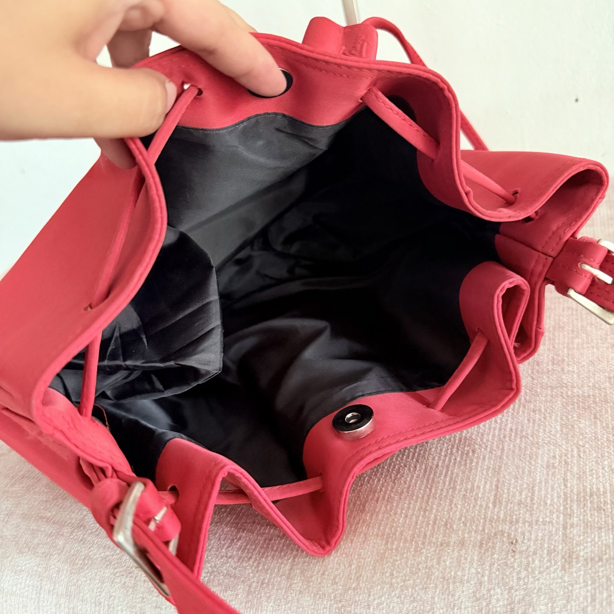 mmpstore_'s tweet photo. vtg — วินเทจขึ้นไหล่ สีแดงฉ่ำๆ ทรงขนมจีบ ผ้าไนล่อน งานน่ารักมากกกกก สีสดไม่มีเฟด แต่มีรอยจางๆนิดหย่อยฮะ

size : 13x10”
🛒 139.- (รวมส่ง)

#เสื้อผ้ามือสอง #ส่งต่อเสื้อผ้ามือสอง #กระเป๋ามือสอง #ส่งต่อกระเป๋า #เสื้อผ้ามือ2 #กระเป๋ามือสองสภาพดี #y2k #ส่งต่อvtg #พรีเกาหลี https://t.co/G4nHYGzwpf