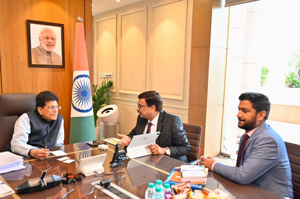 PiyushGoyalOffc's tweet photo. Minister @PiyushGoyal held a meeting with Mr. Mukesh Mohan Gupta, President of the Chamber of Indian Micro Small & Medium Enterprises (CIMSME).

Discussed initiatives aimed at further empowering MSMEs, enhancing ease of doing business & supporting the continued growth of India's MSME sector.