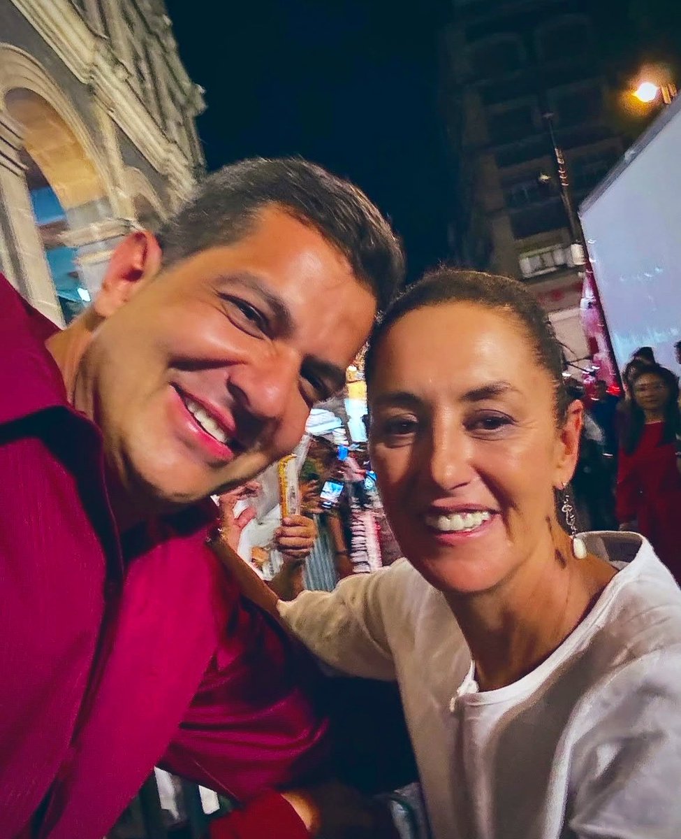 JTrianaT's tweet photo. 1/4

RICARDO PERALTA
Administrador General de Aduanas
Diciembre 2018 - Mayo 2019 

El primer responsable de Aduanas en el sexenio de López Obrador fue Ricardo Peralta, quien nombró titular de la Aduana de Reynosa a Julio César Carmona, hermano de Sergio Carmona, el “rey del huachicol”, asesinado en 2021. Así comenzó el auge del huachicol fiscal. Después fue subsecretario de Gobernación con Olga Sánchez Cordero y buscó sin éxito, bajo el amparo de Morena, la Jefatura de Gobierno, la alcaldía Álvaro Obregón y un lugar en la Suprema Corte. Ademas, apoyó abiertamente a Adán Augusto López para la presidencia de la República.

Peralta fue señalado por el financiamiento ilegal de la campaña de Mario Delgado por la dirigencia de Morena, proceso en el que Porfirio Muñoz Ledo denunció la intervención de dinero del crimen organizado. 

La morenista Jocelyn Hernández también aseguró que recursos de Sergio Carmona financiaron campañas de Morena y que la operación estuvo a cargo de Delgado y Américo Villarreal. Carmona apoyó abiertamente a Villarreal y a otros candidatos morenistas, quienes viajaron en aviones y utilizaron vehículos vinculados con sus empresas, como lo acreditan las matrículas y las placas.