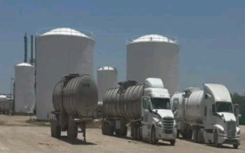 CarlosTorresF_'s tweet photo. La refinería clandestina ubicada en la brecha El Becerro de Reynosa, Tamaulipas que operaba desde hace unos 4 años a 2 minutos de un cuartel de la Guardia Nacional, nadie la pudo ver antes. 

Confiscaron cuatro millones de litros de huachicol, 6 tractocamiones, 7 pipas, 11 frac tanks.

Esto no se explica sin la complicidad del gobierno.