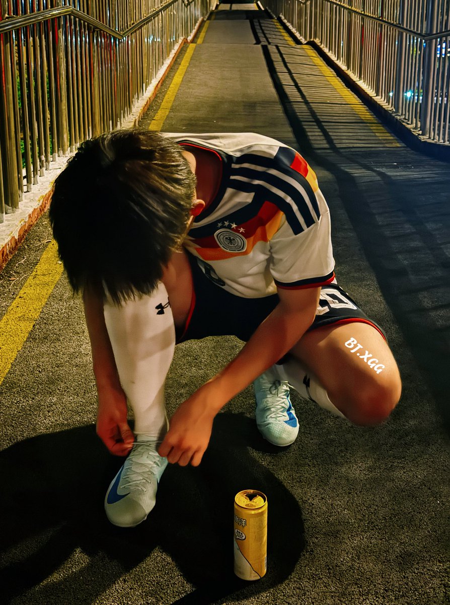 CX34199's tweet photo. 拿到鞋襪的⚽️體育生還是在爹面前暴露了本性@yingjiangMaga https://t.co/W8SdzmaZ9e