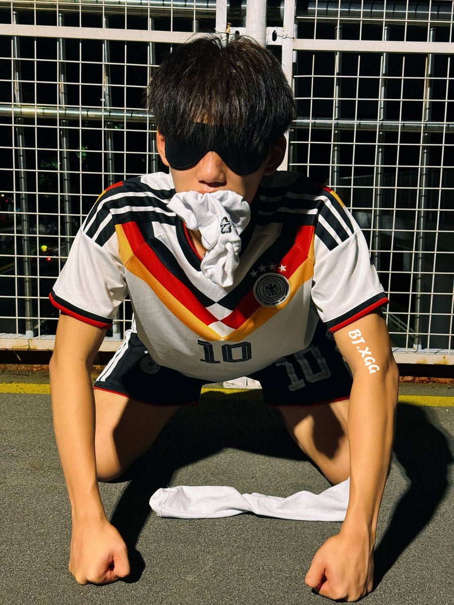 CX34199's tweet photo. 拿到鞋襪的⚽️體育生還是在爹面前暴露了本性@yingjiangMaga https://t.co/W8SdzmaZ9e