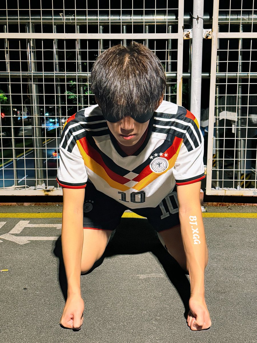 CX34199's tweet photo. 拿到鞋襪的⚽️體育生還是在爹面前暴露了本性@yingjiangMaga https://t.co/W8SdzmaZ9e