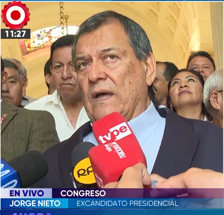 DanteBobadilla's tweet photo. Finalmente Jorge Nieto se alineó con el rojerío. Ahora está al lado de los terroristas que dijo despreciar en la campaña. Así de hipócritas y aprovechados son toditos los rojos. Cero principios, puro oportunismo. https://t.co/vfeLgJRPJT