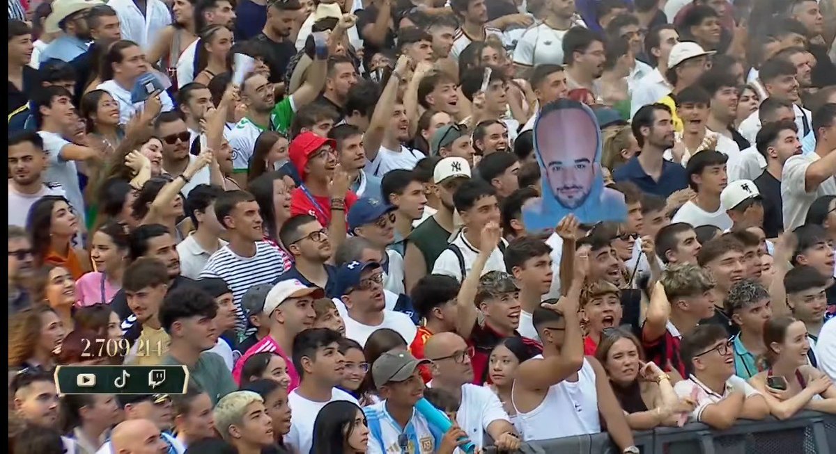 vasquez_ariel_'s tweet photo. Habrá casco para ese cabezón? 🤣🤣🤣
@illojuan #VeladaDelAñoVI https://t.co/KvDqgy6LLl