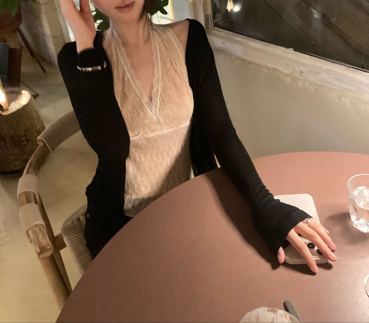 keeemzyz's tweet photo. 블랙은 요런 느낌 
살짝 볼레로처럼 어깨에 흘러걸쳐지는 핏인데 기장은 길어서 실루엣이 ㅈㅉ 여신되어요

옷장 사진 순서대로 아이보리/그레이/베이지/블랙임 !! https://t.co/qJWqDRJhDo