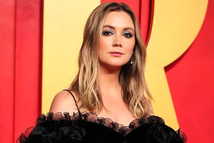 AHS_FRA's tweet photo. Billie Lourd sur AHS 13 : 'Je travaille toujours sur AHS. Je suis morte, j'étais en tournage ce matin à 7h. J'ai besoin d'un expresso martini ! Je suis obsédée par Jessica Lange. Elle est le monde pour moi ! Tout le monde je veux dire, Leslie Grossman, Sarah Paulson, Emma Roberts, Evan Peters. Le gang au complet. Et Alex Consani est des nôtres cette année, c'est une dinguerie !' #AHS13 #AHS