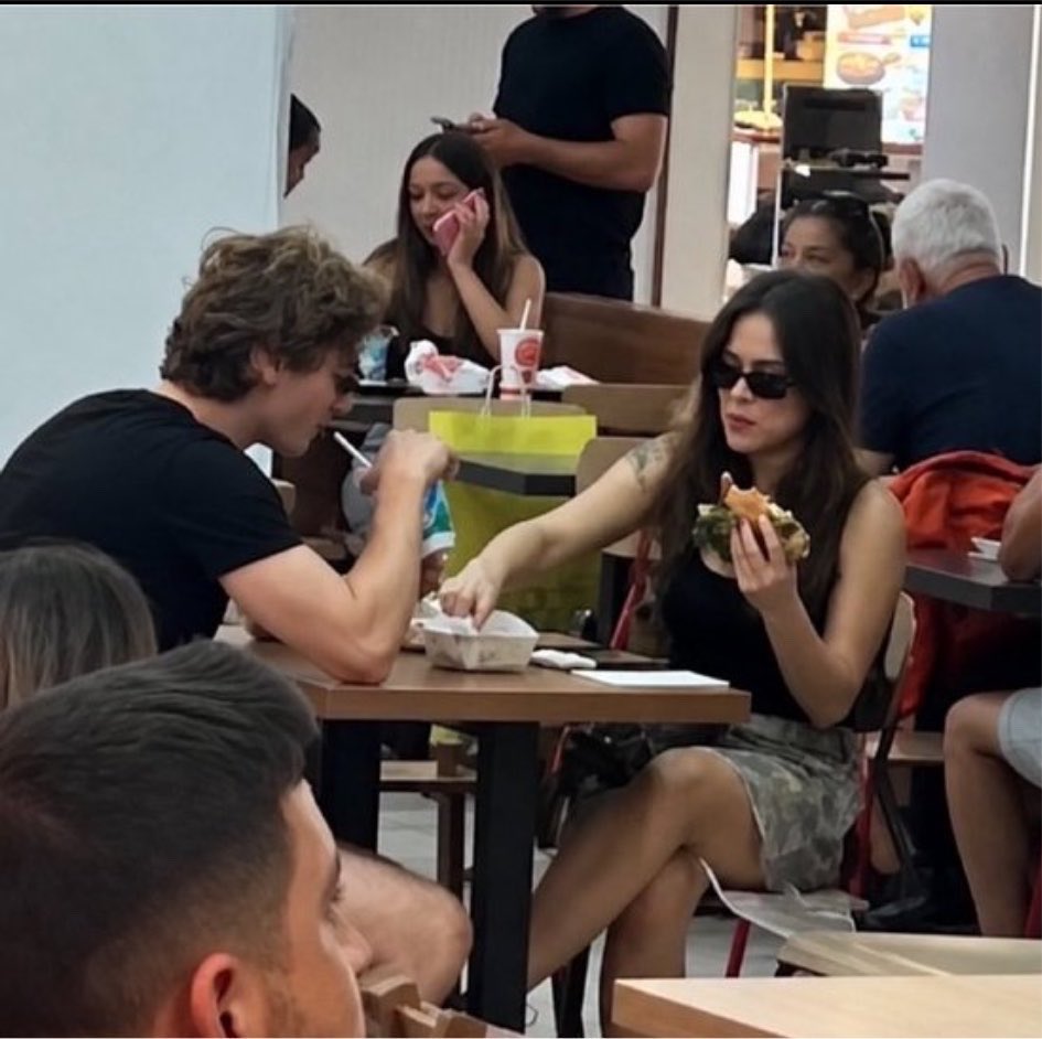 chaeriblum's tweet photo. Her gün yemek date yapmaları hakkında 🤌🏻 https://t.co/2jWE0lq1V1