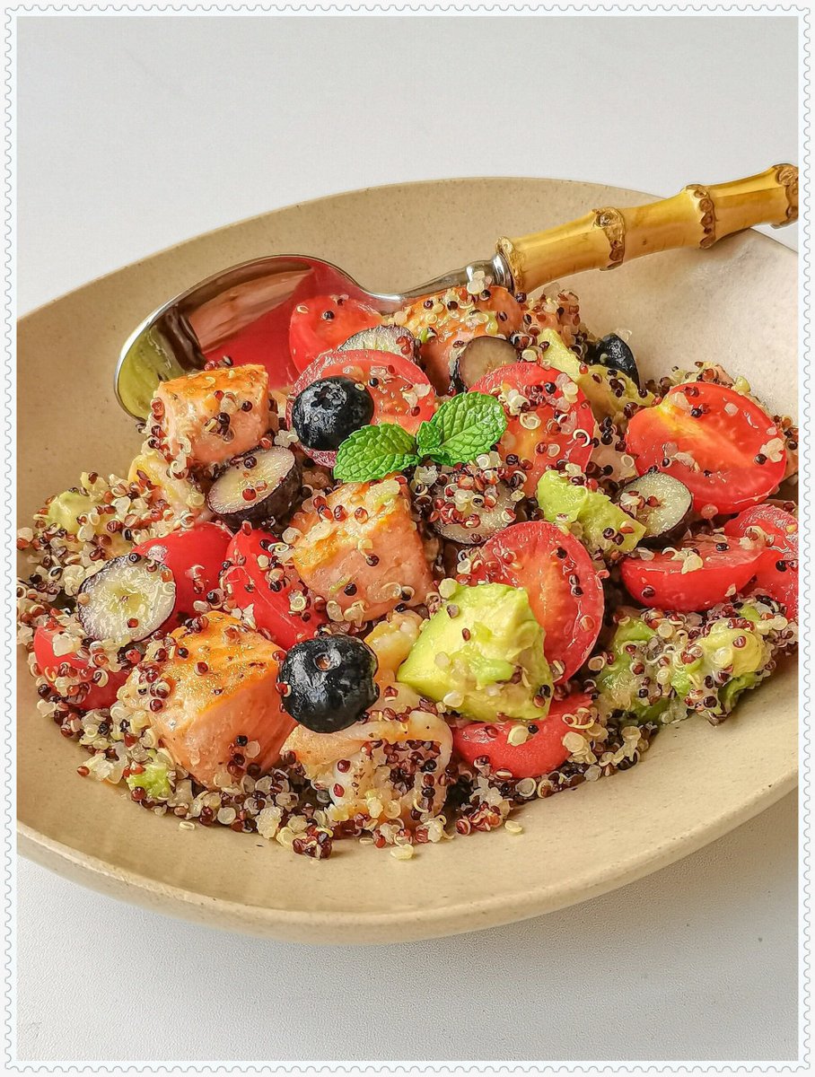 mxozw32119667's tweet photo. Perfect post-workout snack: Grilled chicken salad with quinoa u0026 avocado  High protein, low carb, keeps you full till dinner! #减脂餐 #健康饮食 https://t.co/Dm4hJUTa7D