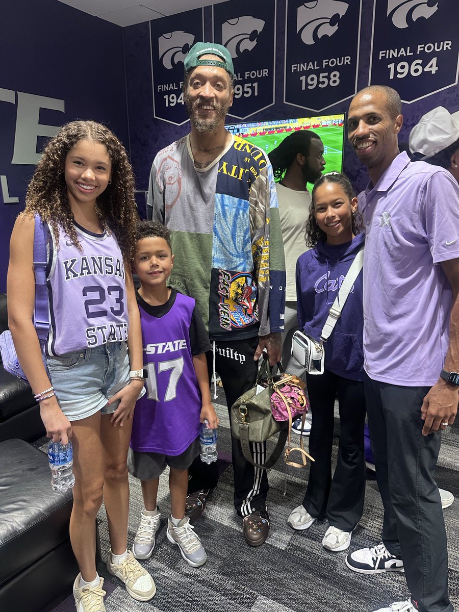 ClentStewart's tweet photo. It was fun being back in Bram and getting a chance to coach my former teammate and KState legend, Beas, in TBT. 

Nothing but love. #emaw https://t.co/qW5QseX9zq