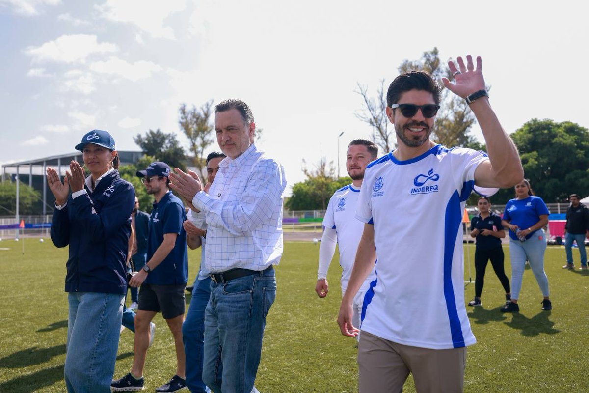 gobqro's tweet photo. El Gobernador @makugo convivió hoy con las y los participantes de la Clínica de Fútbol Indereq 2026, con el exfutbolista Oribe Peralta como invitado especial; destacando que este tipo de espacios fortalecen las capacidades físicas, técnicas y tácticas de las y los asistentes, al tiempo que fomentan valores, liderazgo y trabajo en equipo.

#Contigo impulsamos el desarrollo deportivo y personal de las niñas, niños y jóvenes de #Querétaro.