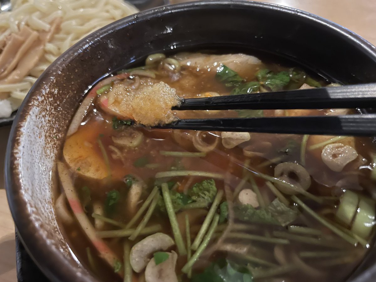 kitakura1020's tweet photo. 日曜日もラーメンを楽しみませんか？🍜

きた倉の鰹に欠かせないみつばは、日本原産の数少ない香味野菜🌿
爽やかな香りが鰹出汁の旨みを引き立て、香味油のコクをすっきり整えてくれます。

ご家族での休日ランチにもおすすめです😊

本日も7:00〜15:00（L.O.14:30）まで営業しております。 https://t.co/DYK9C59bR2