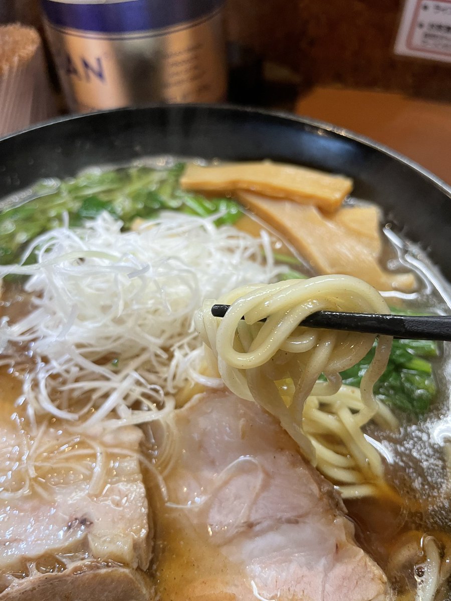 kitakura1020's tweet photo. 日曜日もラーメンを楽しみませんか？🍜

きた倉の鰹に欠かせないみつばは、日本原産の数少ない香味野菜🌿
爽やかな香りが鰹出汁の旨みを引き立て、香味油のコクをすっきり整えてくれます。

ご家族での休日ランチにもおすすめです😊

本日も7:00〜15:00（L.O.14:30）まで営業しております。 https://t.co/DYK9C59bR2